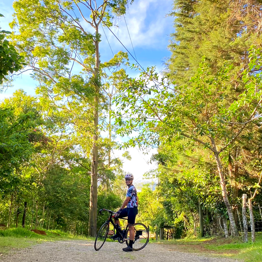 Persona en bicicleta con arboles de fondo