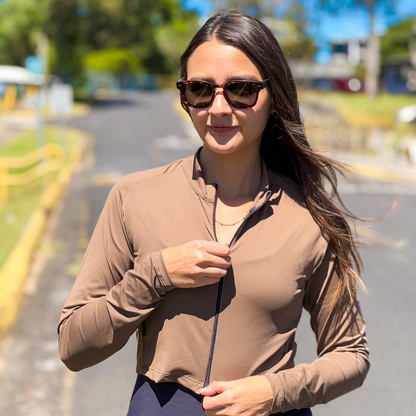 Chaqueta deportiva corta con cuello alto y zipper
