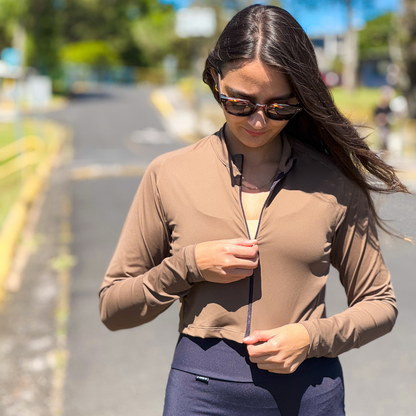 Chaqueta deportiva corta con cuello alto y zipper