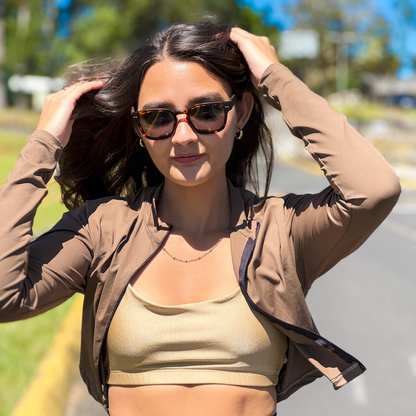 Chaqueta deportiva corta con cuello alto y zipper