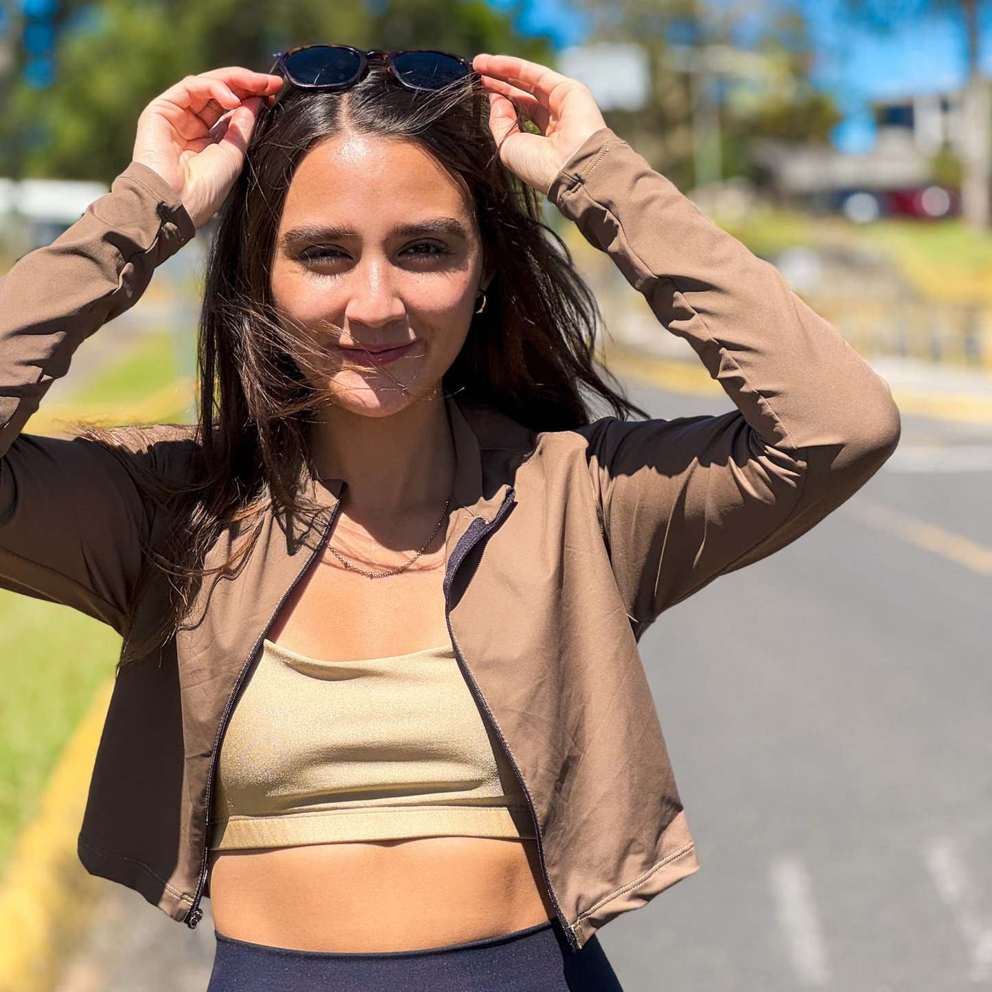 Chaqueta deportiva corta con cuello alto y zipper