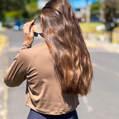 Chaqueta deportiva corta con cuello alto y zipper
