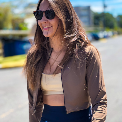 Chaqueta deportiva corta con cuello alto y zipper